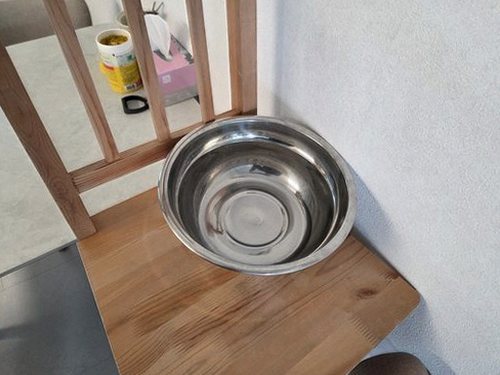 청주시 상당구 누수탐지 거실 천장 물 자국과 배관 점검 위치를 비교하는 장면