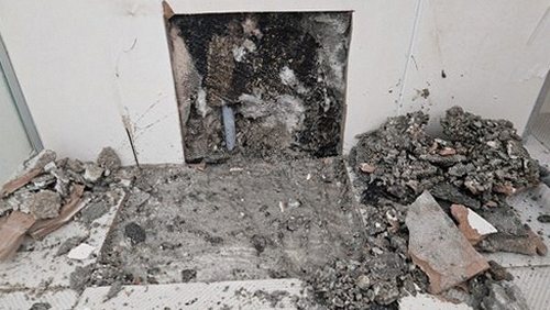 청주시 상당구 누수탐지 가스 탐지기와 청음 탐지기를 이용해 벽면 누수 위치를 확인하는 점검 장면